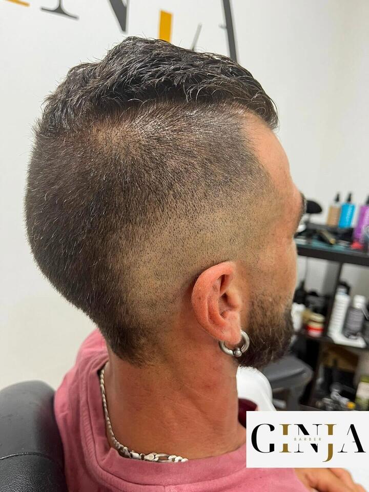Corte texturizado com degradê médio nas laterais, Ginja Barber Maceira