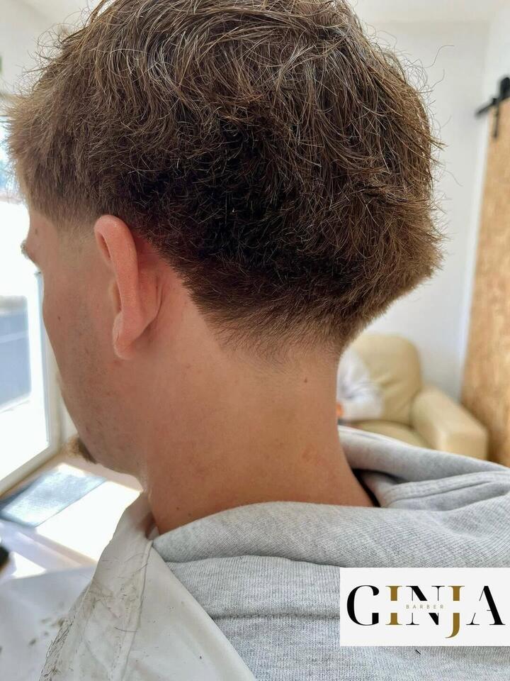 Cabelo encaracolado com taper na nuca