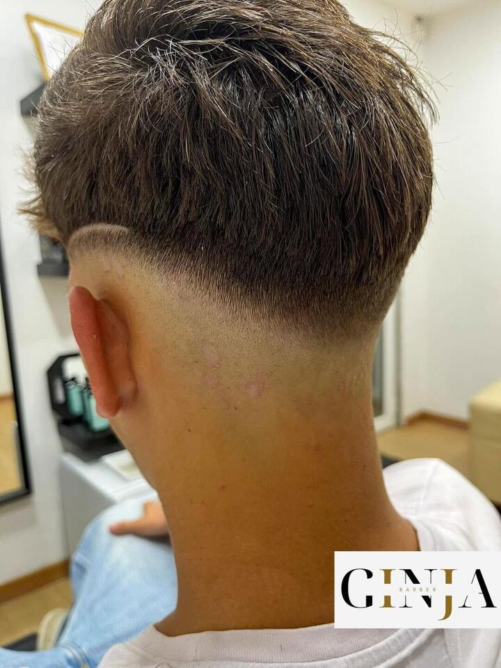 Drop fade com risca desenhada atrás da orelha