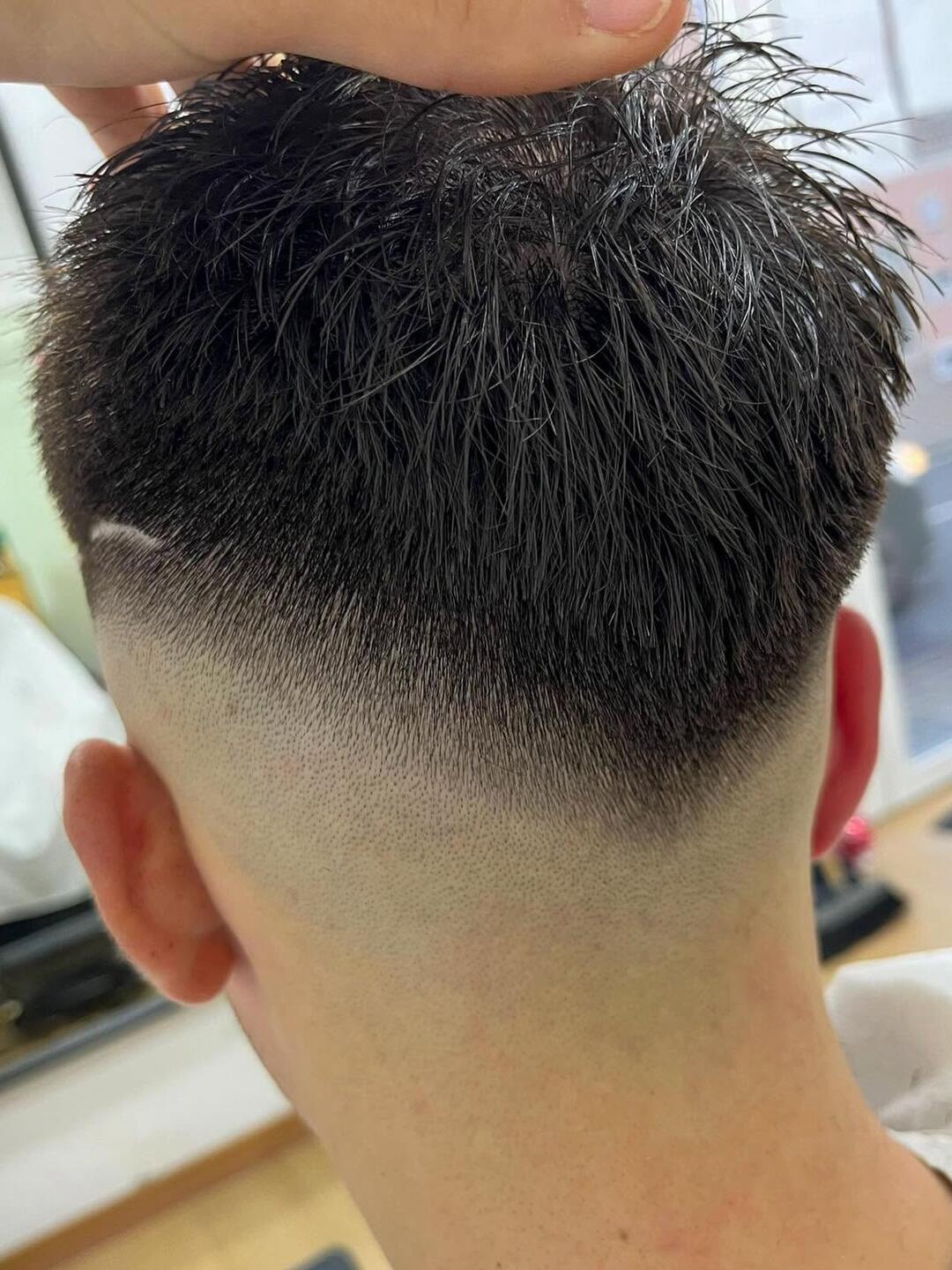 Skin fade com risca desenhada, feito na Ginja Barber na Maceira